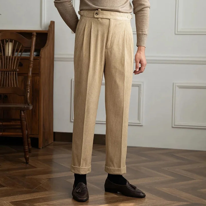 High-waisted men's pleated trousers in a tailored fit, combining vintage style with modern comfort.
