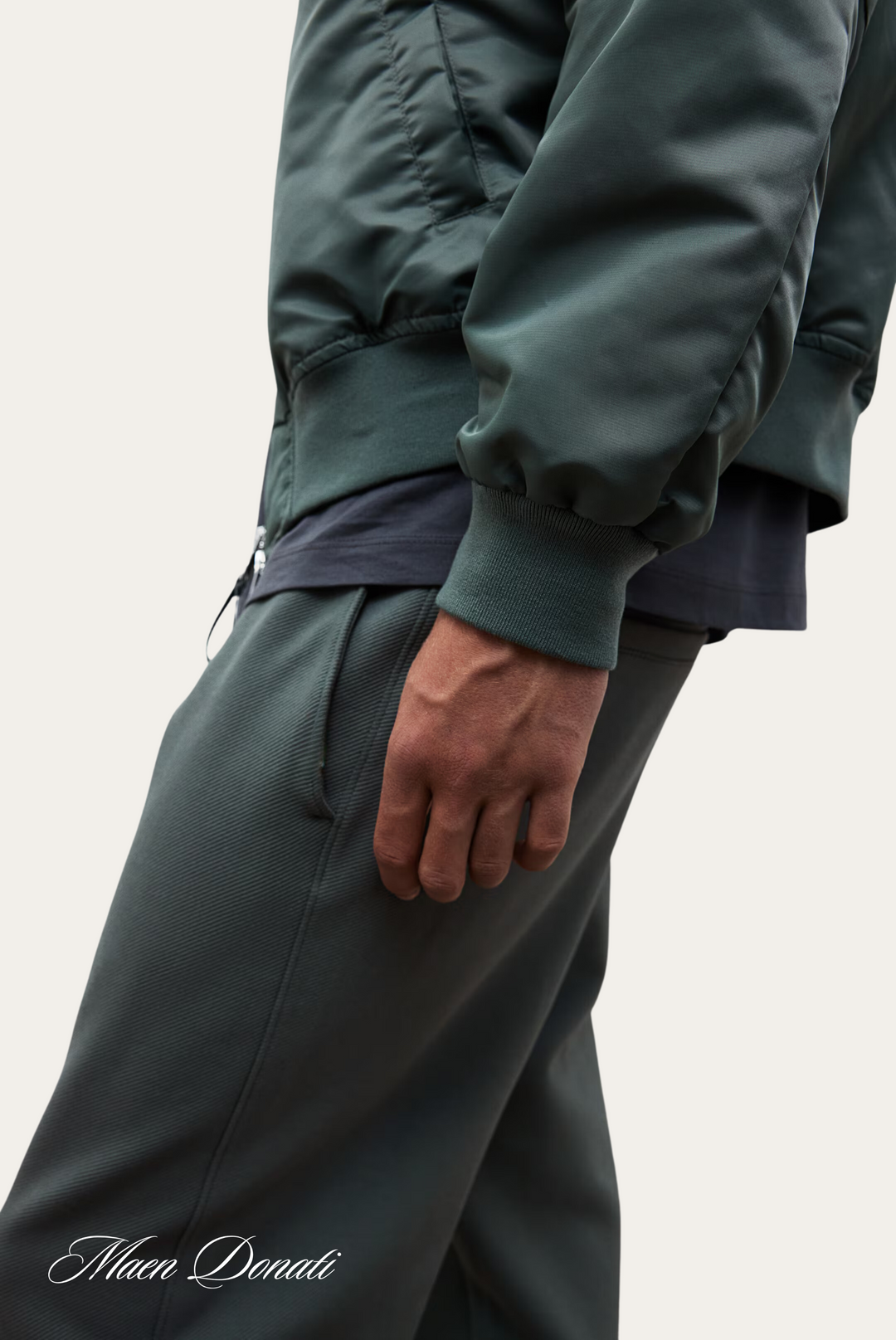 Men's relaxed-fit trousers, comfortable stretch fabric, ideal for daily wear.