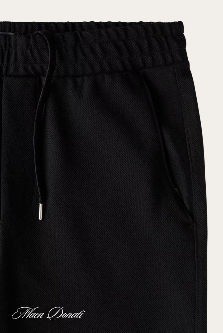Comfortable men's trousers, relaxed fit, stretch fabric, for stylish and sustainable fashion.