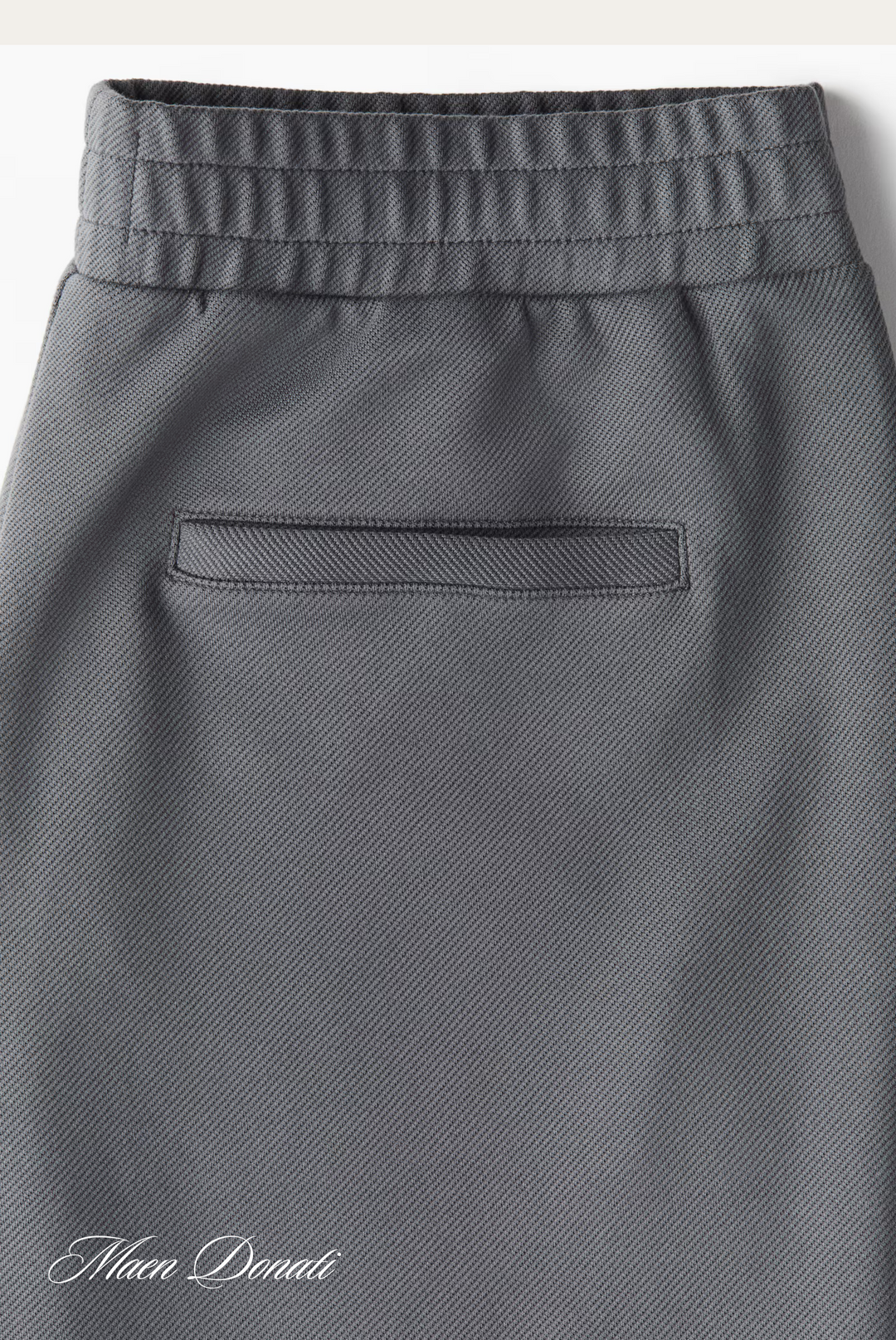 Versatile men's trousers: relaxed fit, stretch fabric, great for stylish casual wear.