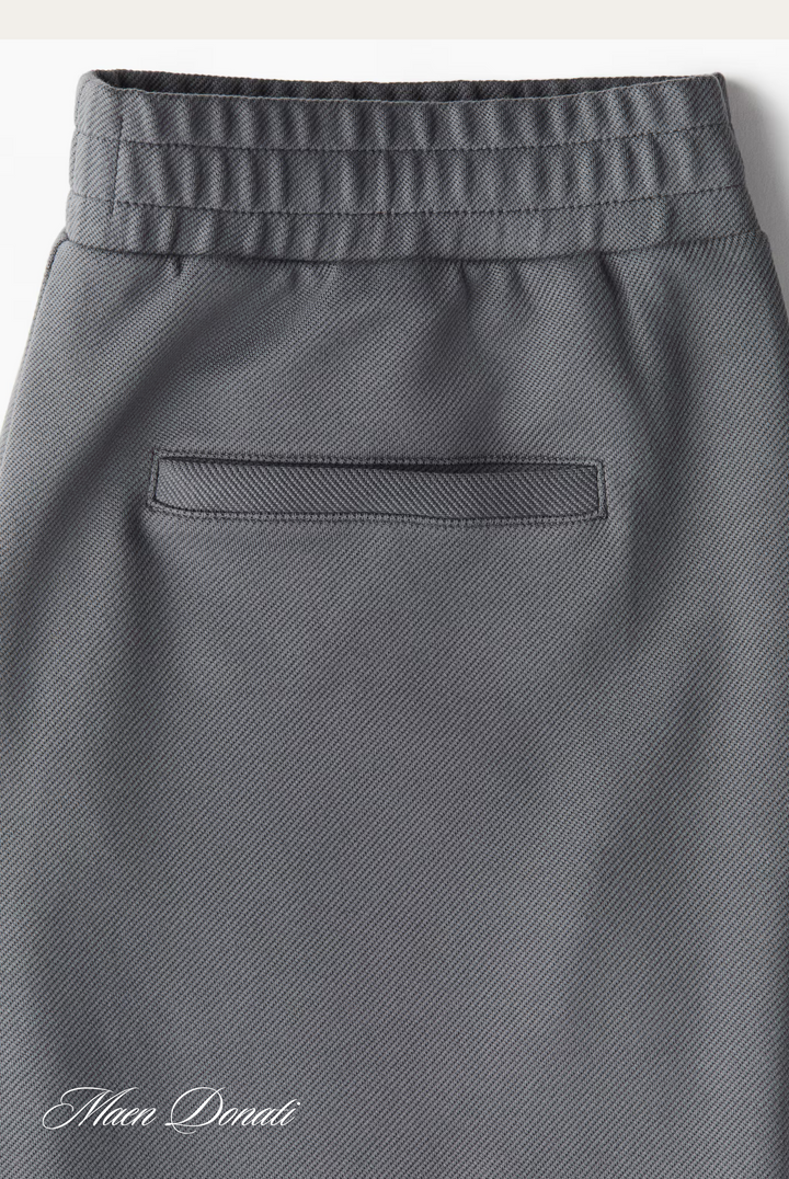 Versatile men's trousers: relaxed fit, stretch fabric, great for stylish casual wear.