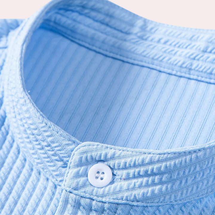 Versatile men's short-sleeve casual shirt, Victor brand, great for stylish summer and everyday wear.