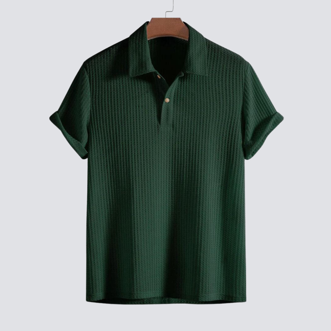 Modern men's textured short-sleeve polo shirt, perfect for stylish everyday comfort.