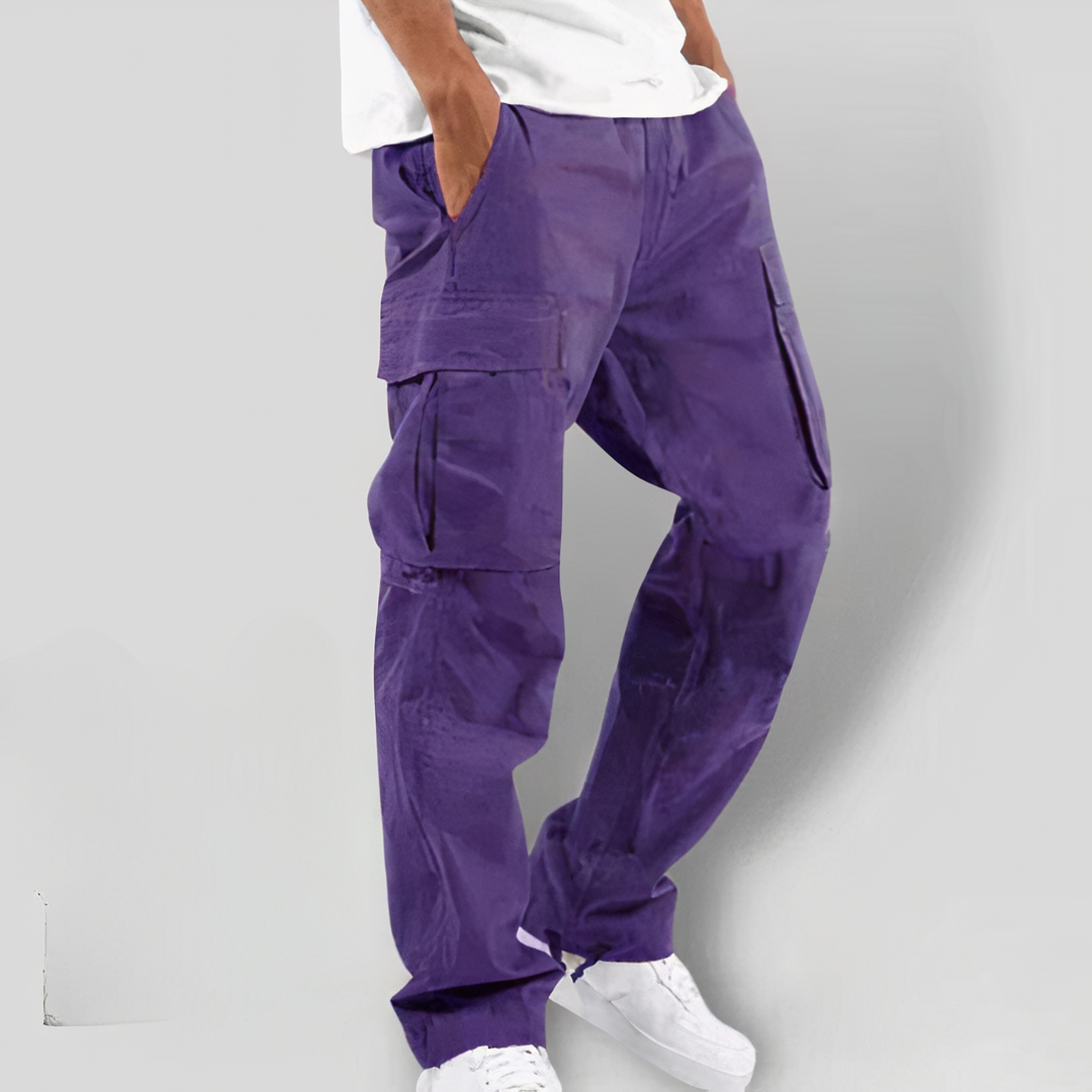 Stylish men's streetstyle cargo pants featuring practical utility pockets & a modern fit.