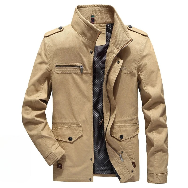 Lightweight men's utility jacket, stylish and comfortable for everyday use, with a modern military-style design.