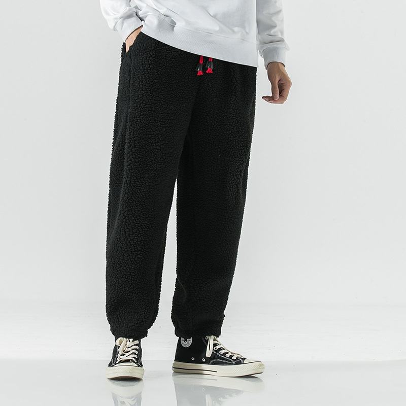 Close-up of men's Summit Sherpa Jogger fabric, highlighting plush fleece texture.