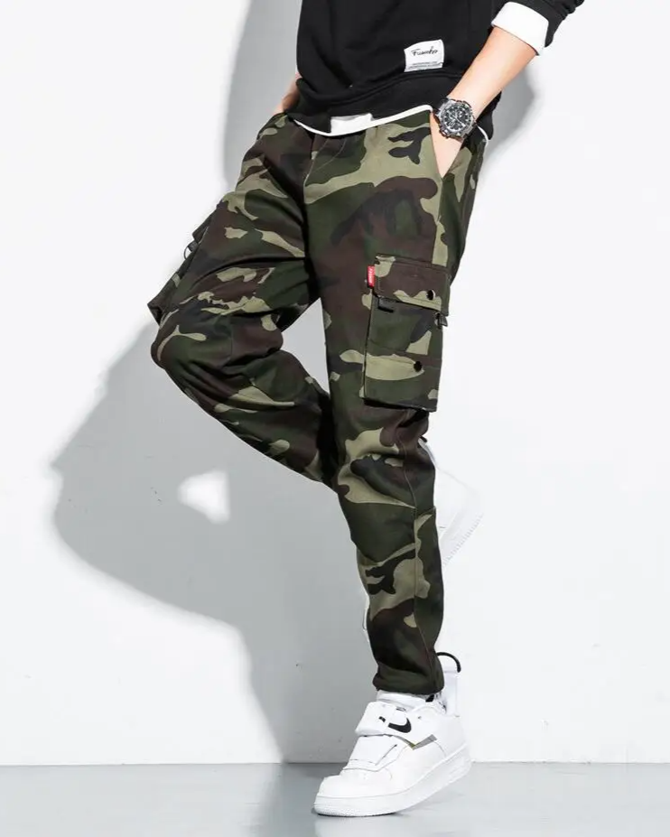 Men's functional camo cargo pants with tapered fit. Ideal for streetwear & practical utility.