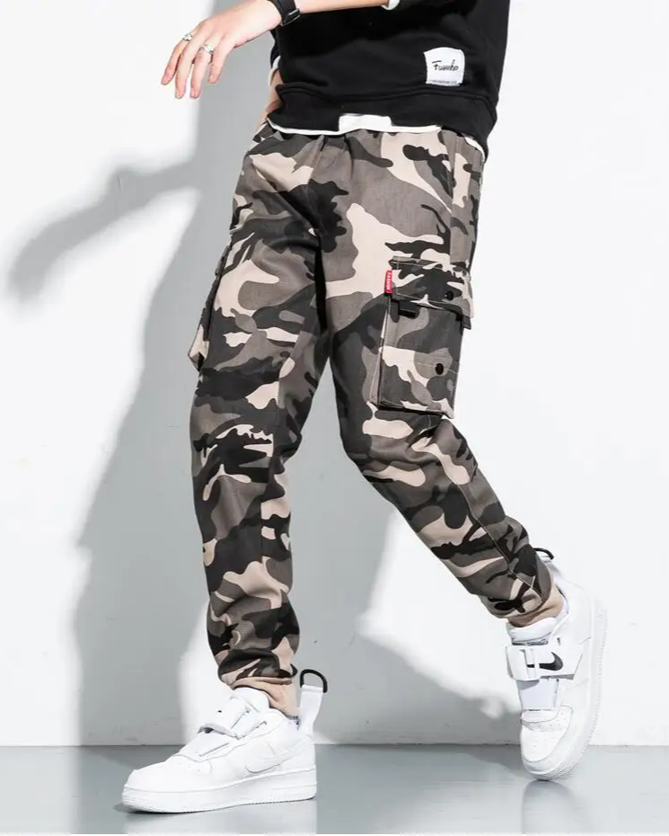 Casual men's camo tactical joggers, tapered fit, perfect for relaxed comfort and urban fashion.