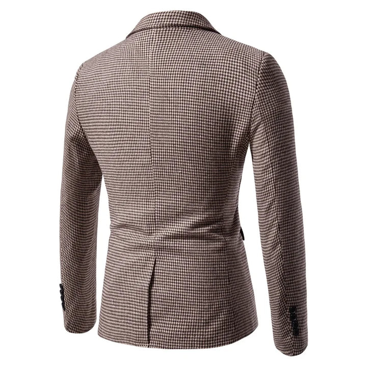 Close-up of men's slim-fit houndstooth blazer fabric & single button detail. Tailored for modern style.