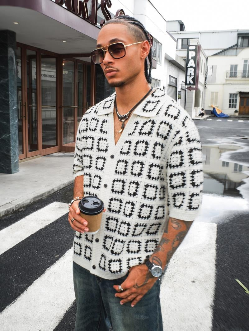 Men's short-sleeve textured knit shirt. Casual geometric pattern, button-up. Spring/summer modern.