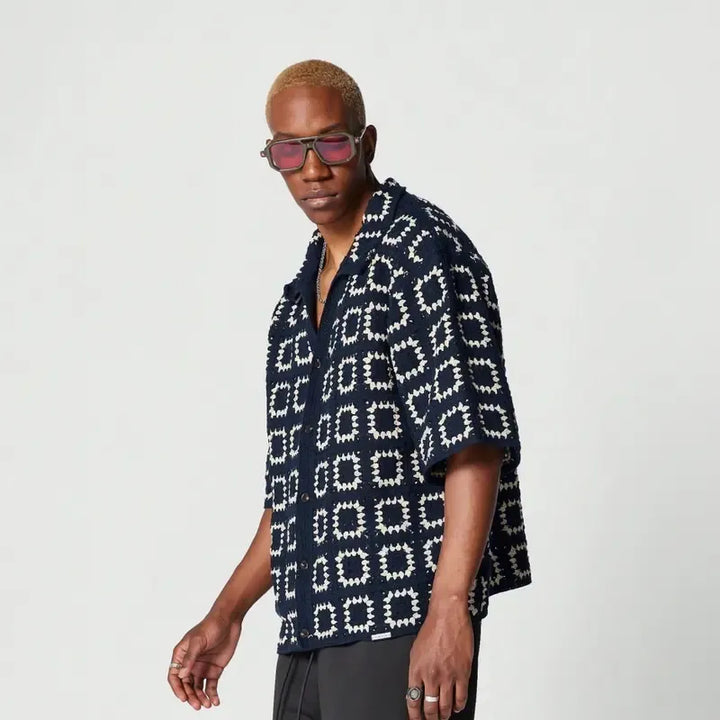 Casual men's short-sleeve knit shirt, textured fabric, perfect for warm summer days. Modern comfort.