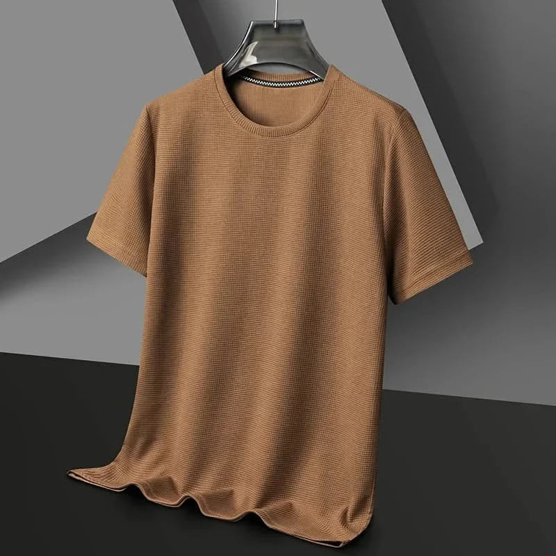 Men's textured t-shirt in classic fit, perfect for everyday comfort and casual wear. A versatile wardrobe essential.
