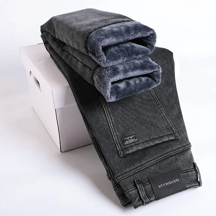 Comfortable men's thermal lined jeans, insulated to protect against winter cold. Stylish, warm denim for daily wear.