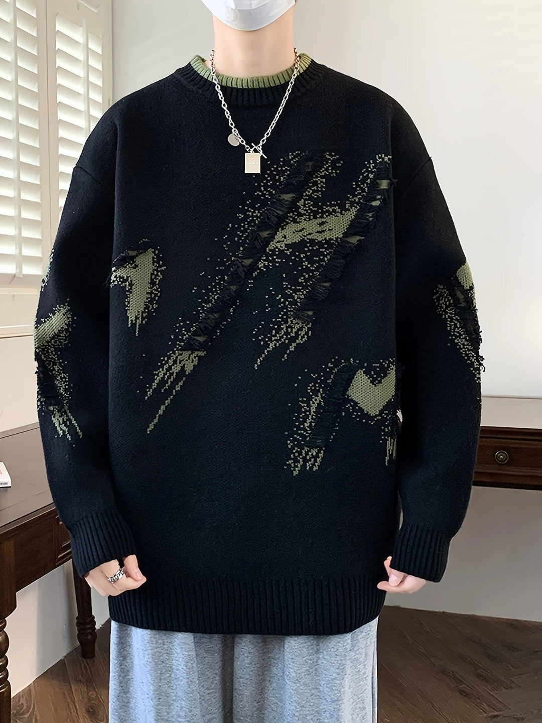 Comfortable men's oversized long-sleeve sweater with trendy frayed details. Ideal for casual autumn outfits.