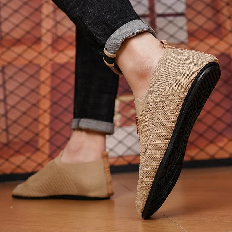 Casual men's knit shoes, ultra-light slip-on design for breathable comfort on the go.