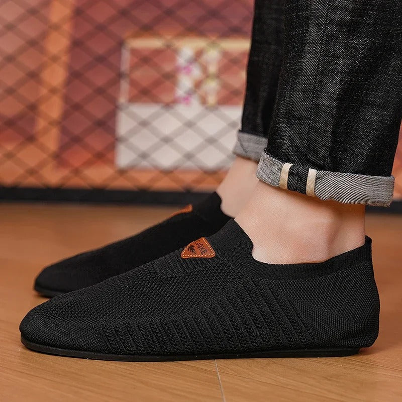 Stylish men's ultra-light AirKnit shoes, perfect for casual outings and walking.