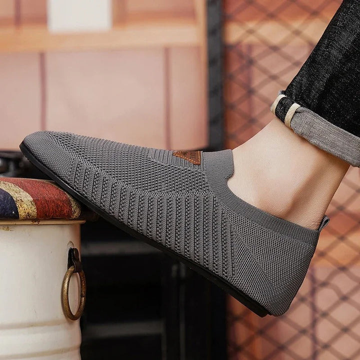 Men's lightweight AirKnit walking shoes, ideal for all-day comfort and casual style.