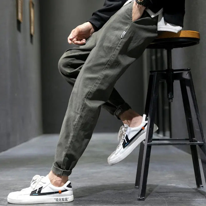 Comfortable men's joggers with a tapered fit, great for everyday casual wear. Urban style bottom.