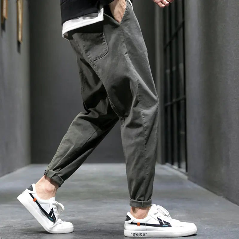 Athletic men's tapered pants in army green, offering comfort & urban flair. Cotton blend joggers.