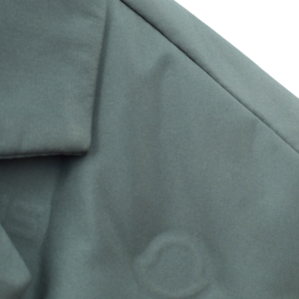 Lightweight urban windbreaker for men, ideal for outdoor protection and casual wear.