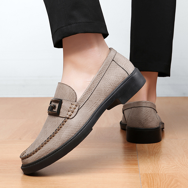 Comfortable men's casual loafers, black, with a sophisticated buckle, ideal for everyday wear.