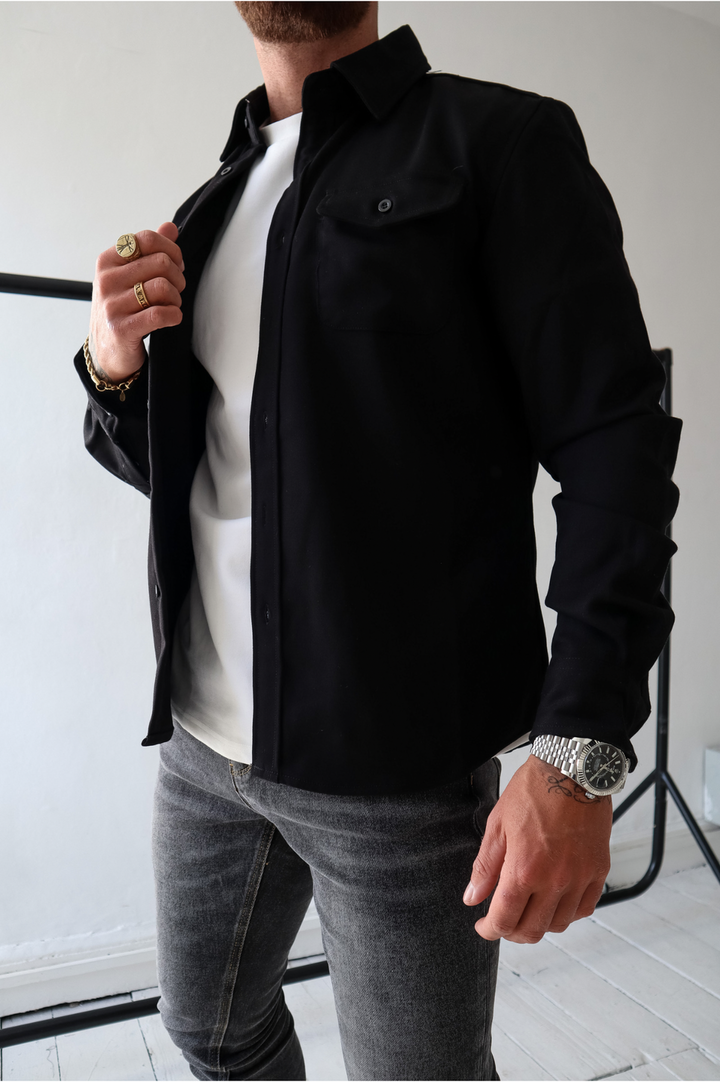 Stylish men's utility overshirt jacket with dual chest pockets. Button-up design, perfect for versatile everyday layering.