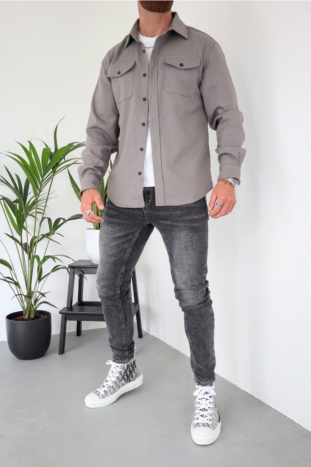 Versatile men's button-up overshirt jacket, long sleeve, chest pockets, perfect for casual wear & layering.