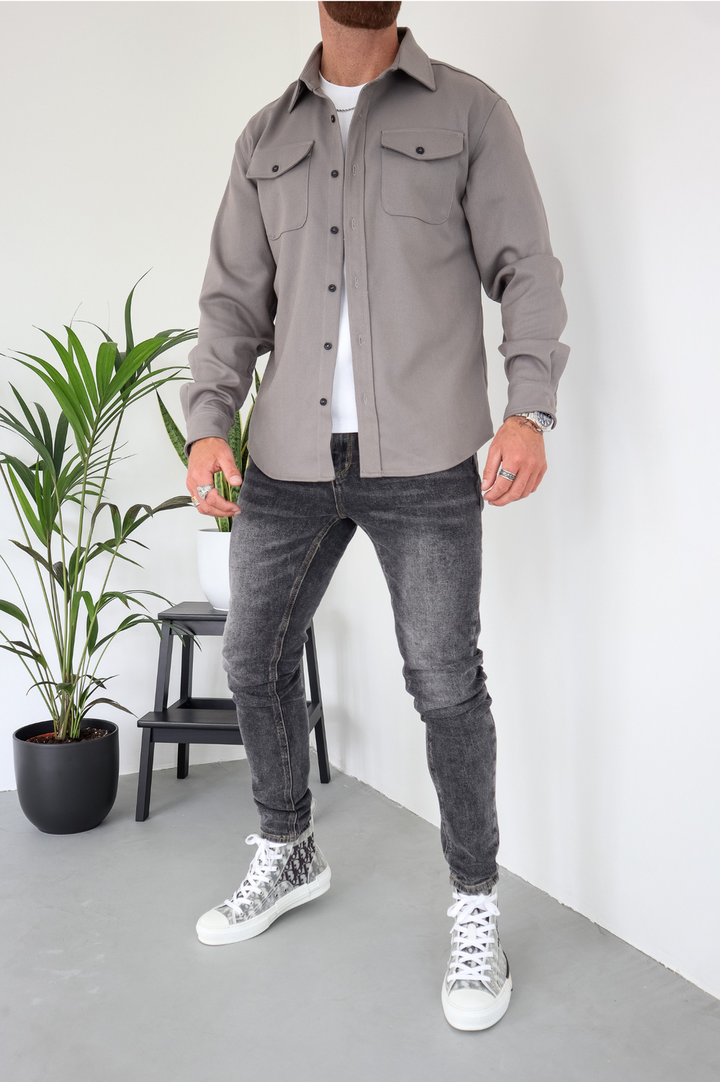 Versatile men's button-up overshirt jacket, long sleeve, chest pockets, perfect for casual wear & layering.