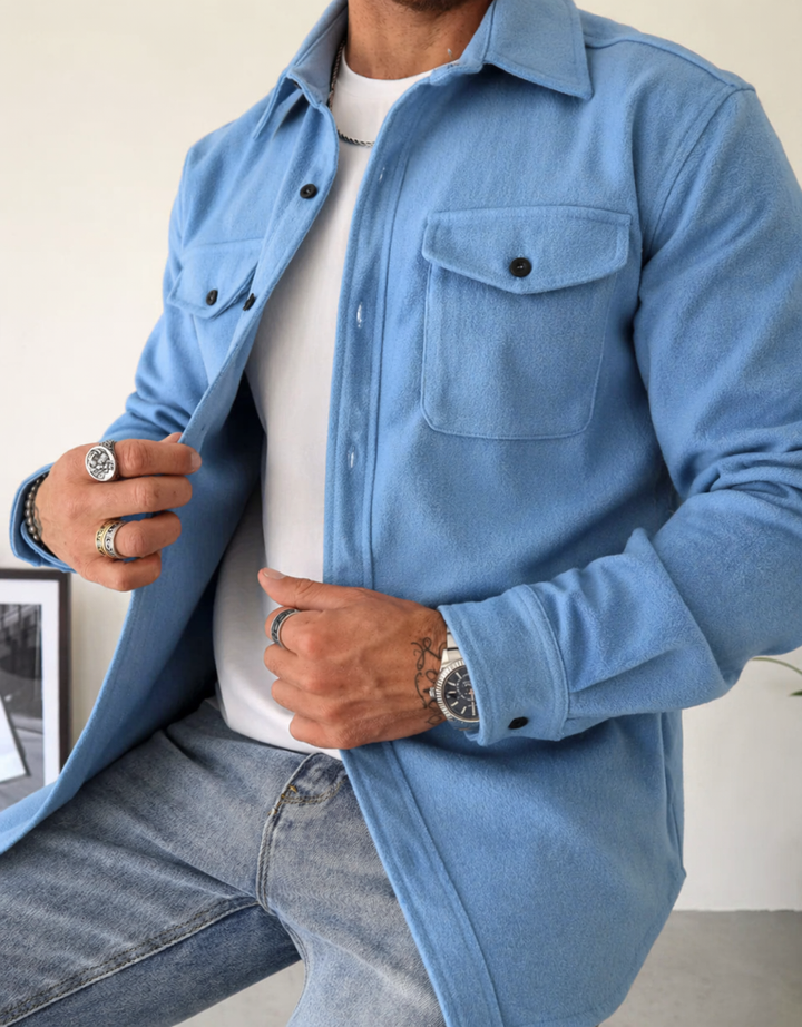 Men's casual overshirt jacket, button-up, long sleeve, with practical chest pockets; ideal everyday fashion.