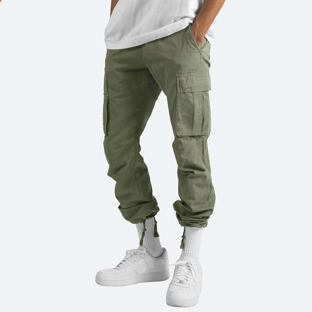 Men's relaxed fit cargo trousers, ensuring comfort and style for daily wear.