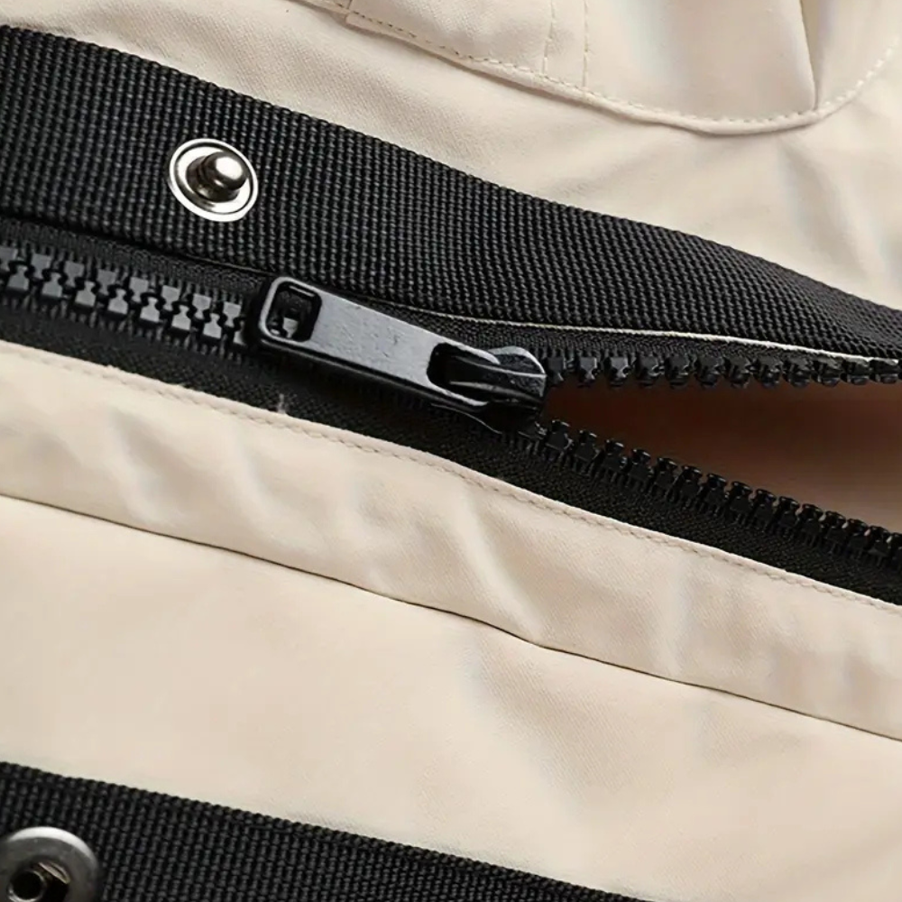Stylish men's lightweight outdoor jacket, Victor model, water-resistant & comfortable for everyday casual wear.