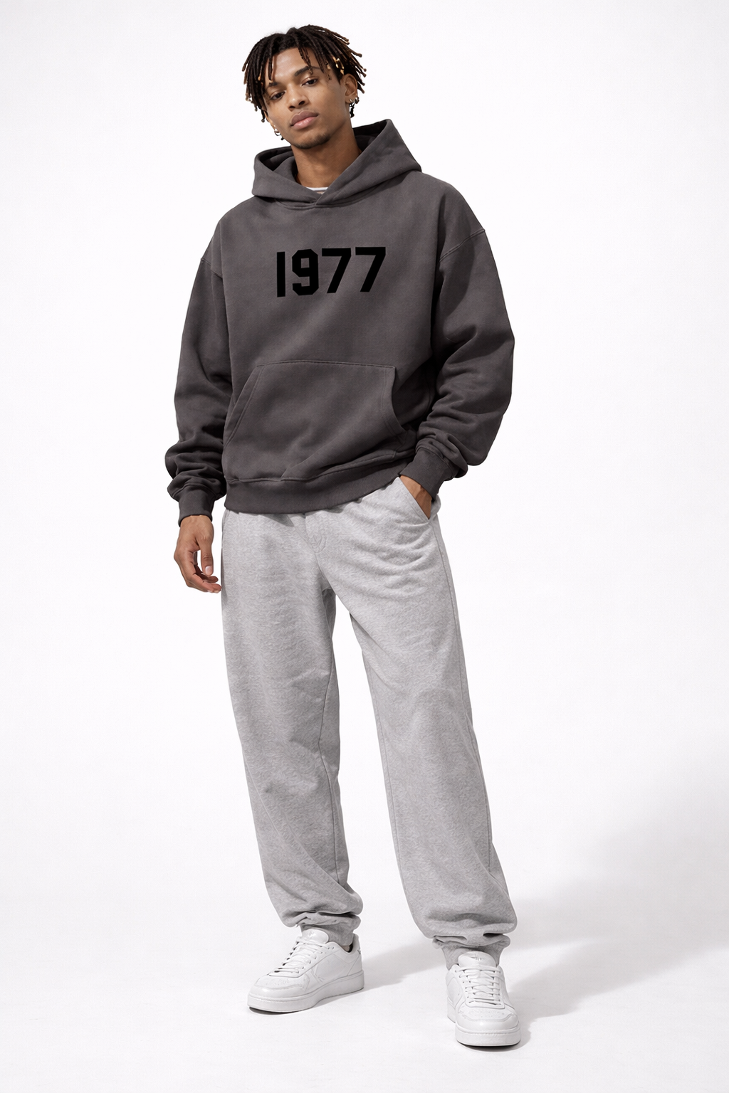Trendy men's "Chase" vintage 1977 streetwear hoodie. Comfortable, with iconic raglan sleeves.