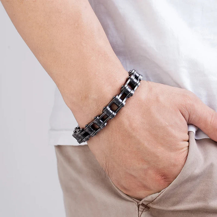 Close-up of a men's vintage black chain bracelet, highlighting its durable stainless steel links and finish.