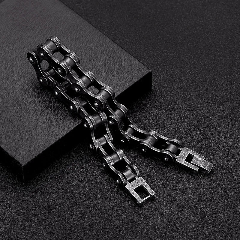 Stylish men's vintage black stainless steel chain bracelet, offering a classic masculine jewelry look.