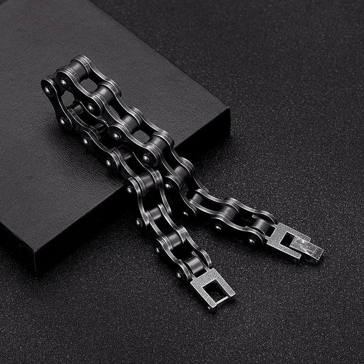 Stylish men's vintage black stainless steel chain bracelet, offering a classic masculine jewelry look.