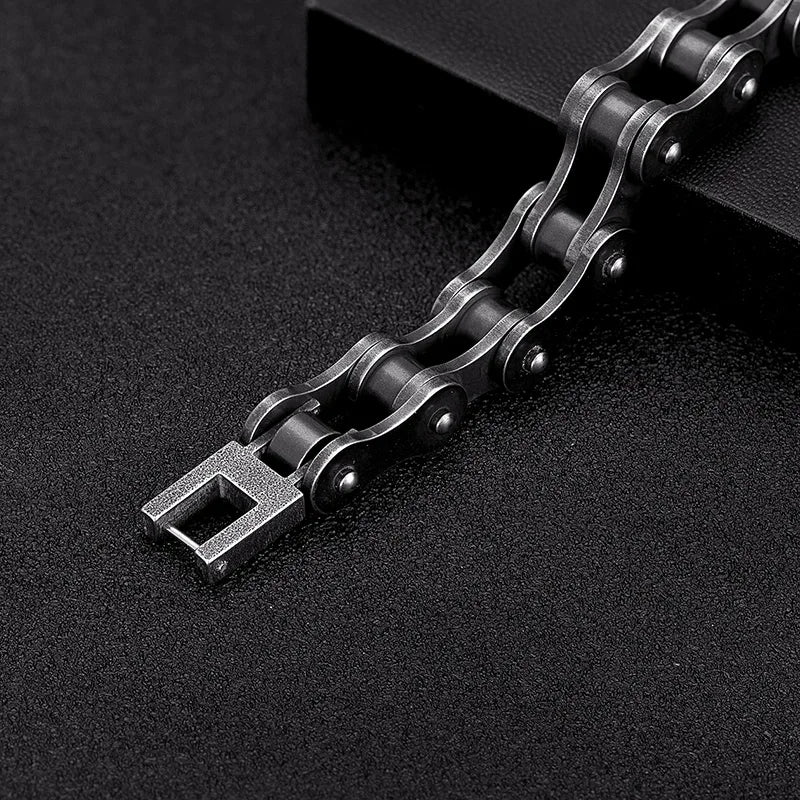 Robust men's vintage black chain bracelet, crafted from stainless steel with a masculine, timeless design.