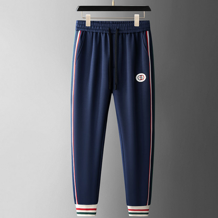 Versatile men's activewear tracksuit, ideal for sports or casual street style.