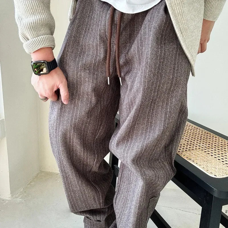 Men's Vivo pinstripe pants with drawstring waist, offering comfortable and easy wear.