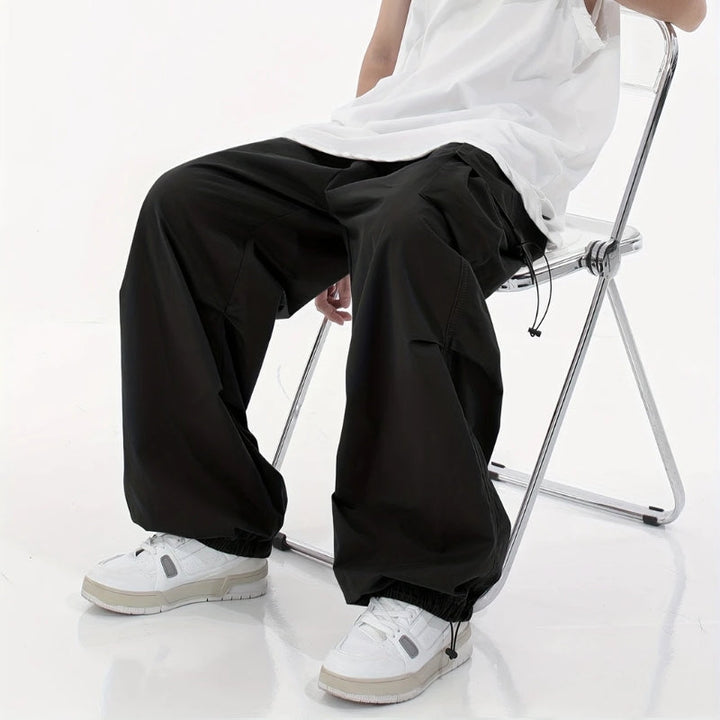 Fashionable men's wide-leg cargo pants. Versatile for urban casual looks or tactical outdoor style.