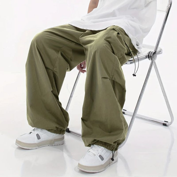 Stylish men's wide-leg cargo pants, essential for modern streetwear. Relaxed fit, versatile urban fashion.