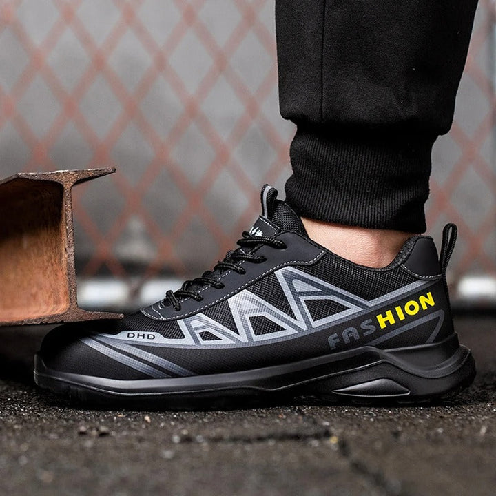 Comfortable men's wide steel toe safety shoes, perfect for industrial work. Slip-resistant protective footwear.