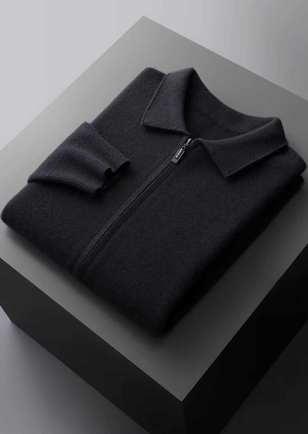 Collared men's zip-up cardigan. Smart casual men's sweater, ideal for versatile fashion.
