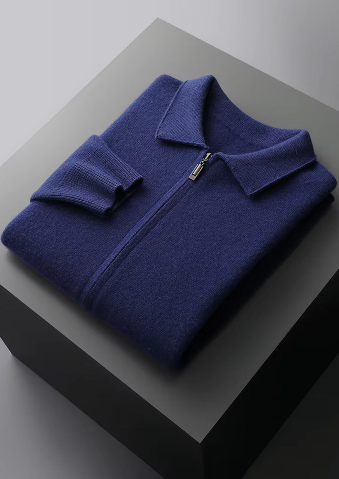 Men's long-sleeve zip-up cardigan. A versatile smart casual sweater for diverse outfits.