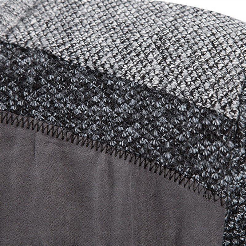 Cozy men's long-sleeve jumper, a versatile base for casual or layered fashion. All-season comfort.