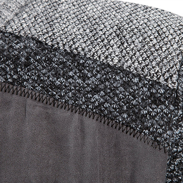 Cozy men's long-sleeve jumper, a versatile base for casual or layered fashion. All-season comfort.