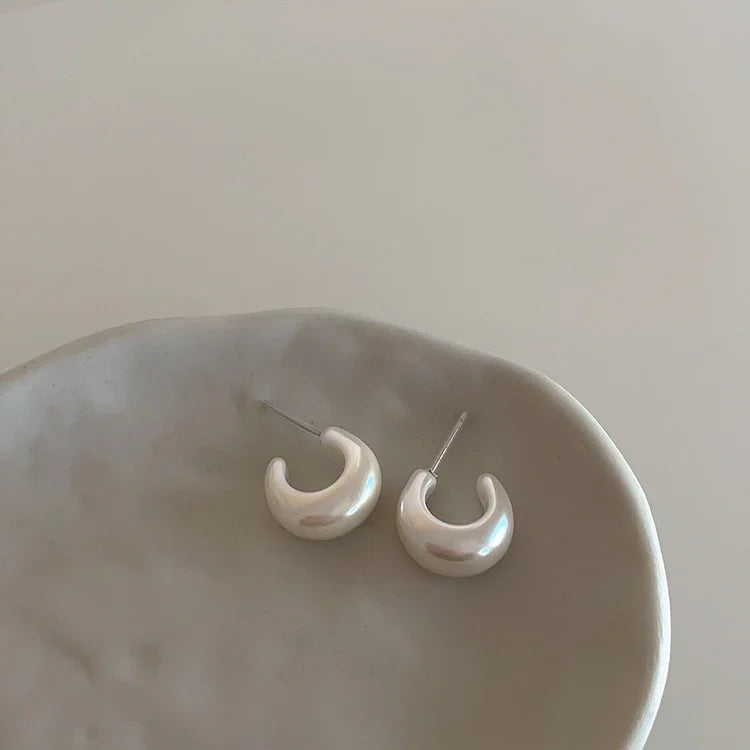 Elegant minimalist C-shape pearl earrings with a single round pearl, sterling silver, women's jewelry.