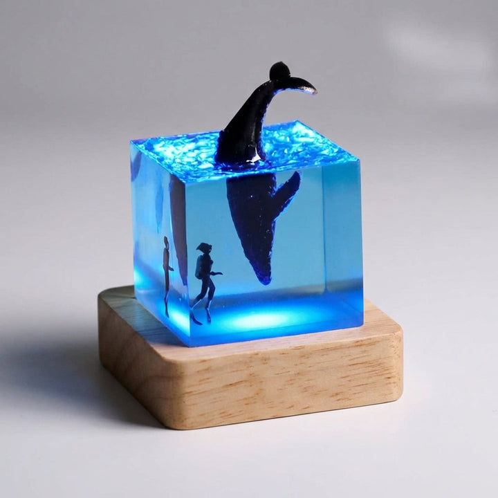 Aquareve landscape table lamp, miniature forest scene in resin, LED lighting on dark wood base, decorative.