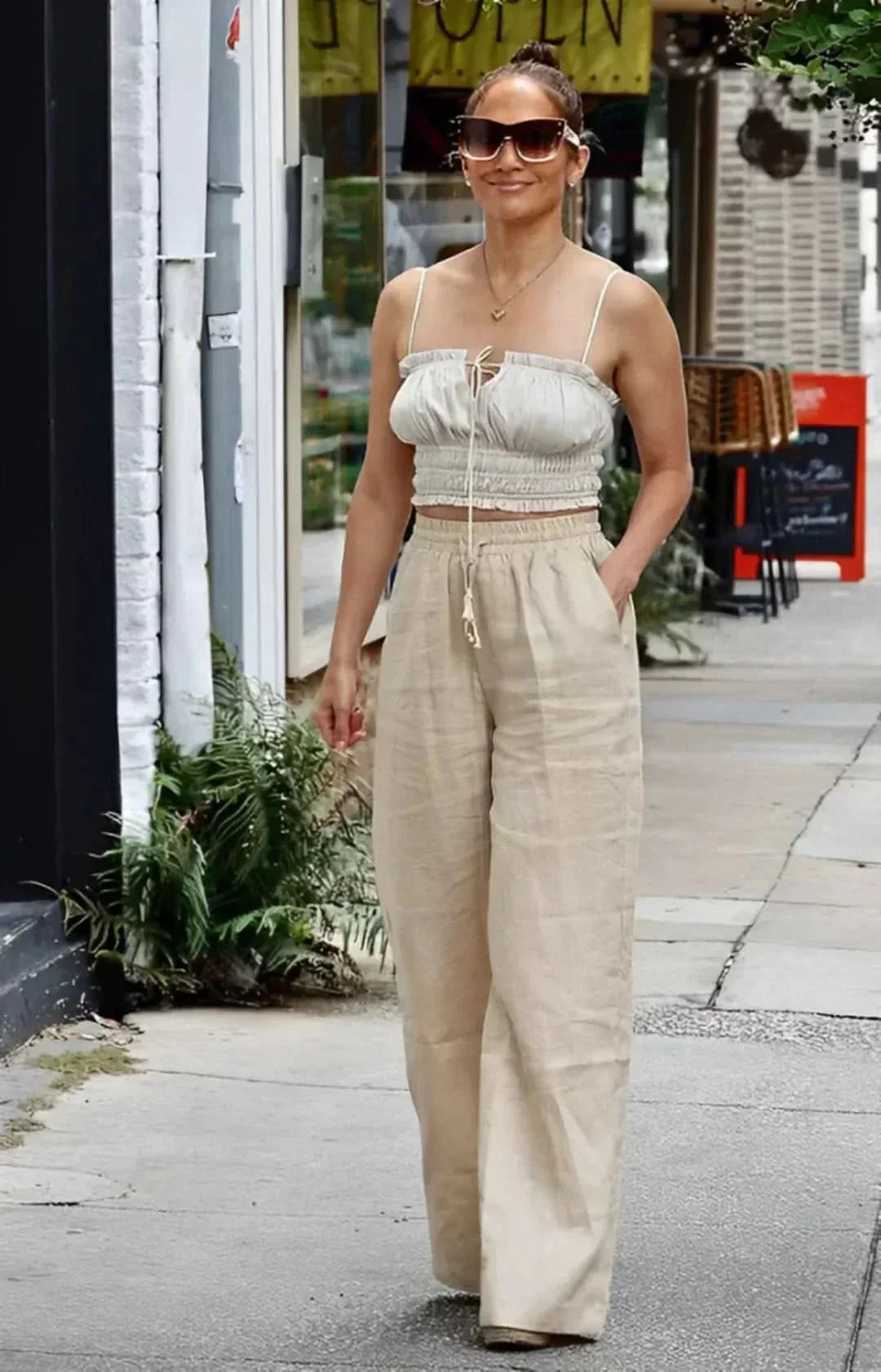 Comfortable women's linen summer trousers, Mira model, perfect for casual wear, featuring a lightweight fabric.