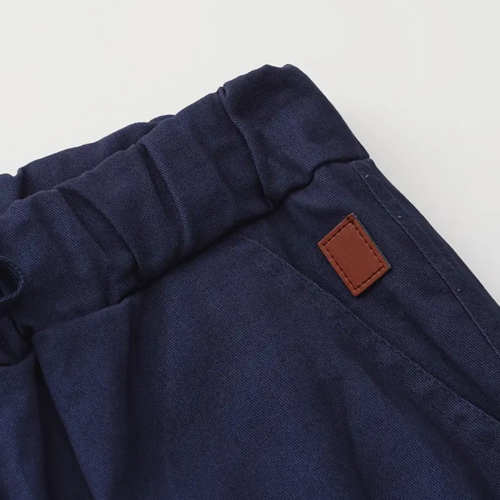 Comfortable men's modern cargo pants, designed for a perfect fit and everyday use.