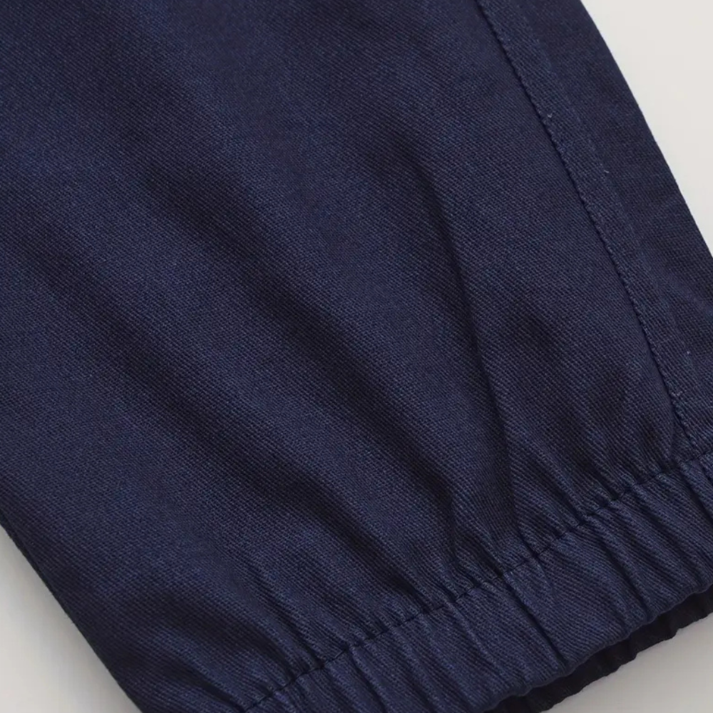 Stylish men's versatile cargo trousers, multi-pocket design for outdoor and casual wear.